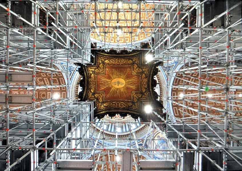 ponteggio per altare dei San Pierto nel Vaticano 2024
