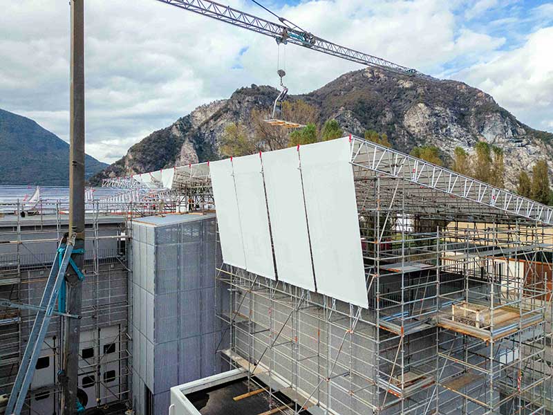Andamios con techado para edificio