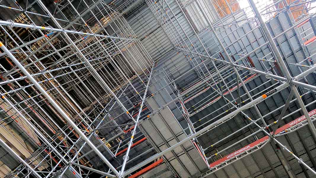 Andamio multidireccional de plataforma para el mantenimiento interior de edificios