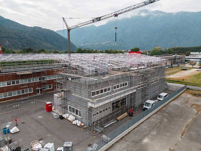 Andamio para mantenimiento con cubierta modular