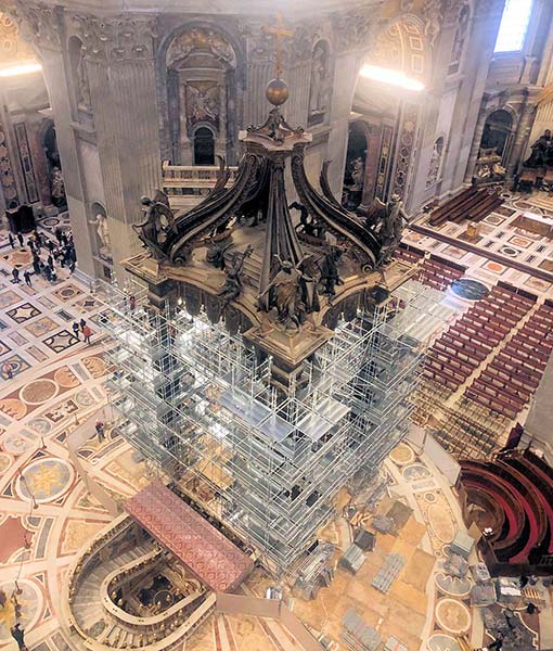 Vista panoramica del Ponteggio per manutenzione altare basilica Vaticano