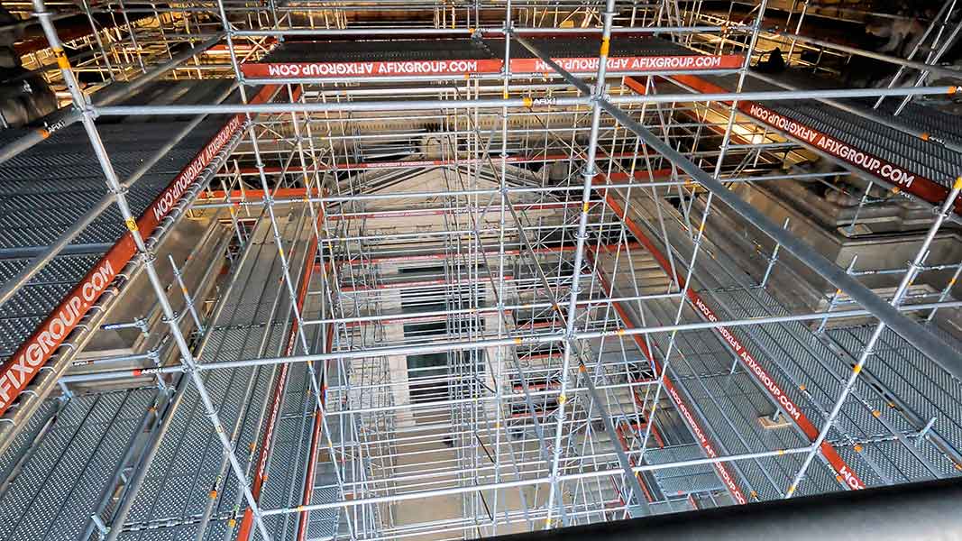 Andamio mezzanina para mantenimiento edificio