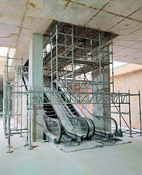 andamio mutidireccional para el mantenimiento de escaleras