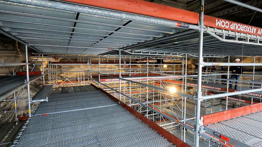 Foto de un andamio multidireccional de entreplanta utilizado para el mantenimiento del techo